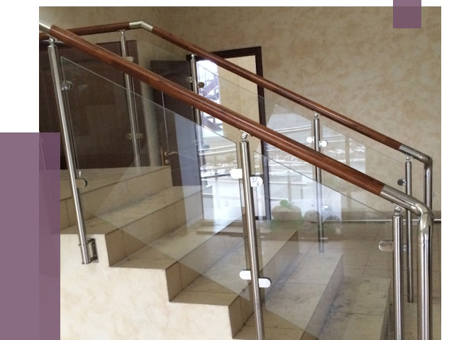 Комбинированные перила из металла и дерева в Чите