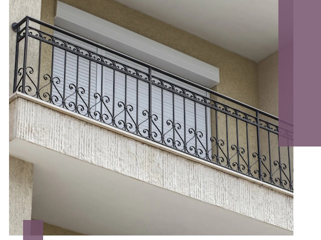 Балконные ограждения из металла и стекла в Чите для домов