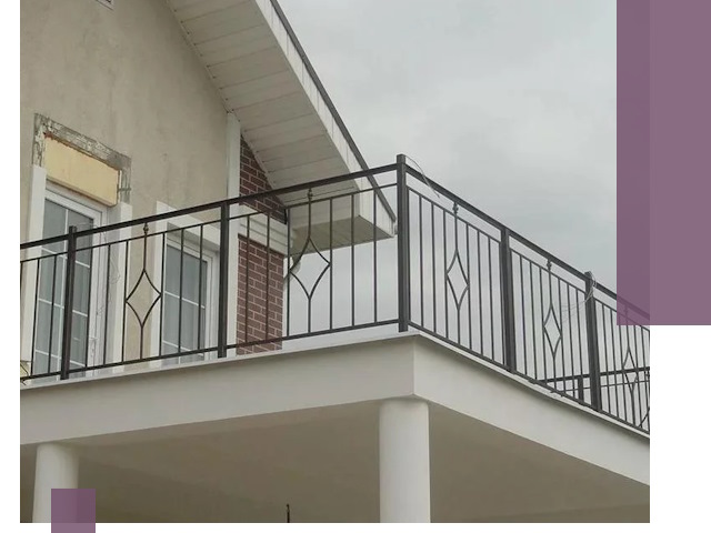 Изготовление балконных ограждений в Чите из металла и стекла